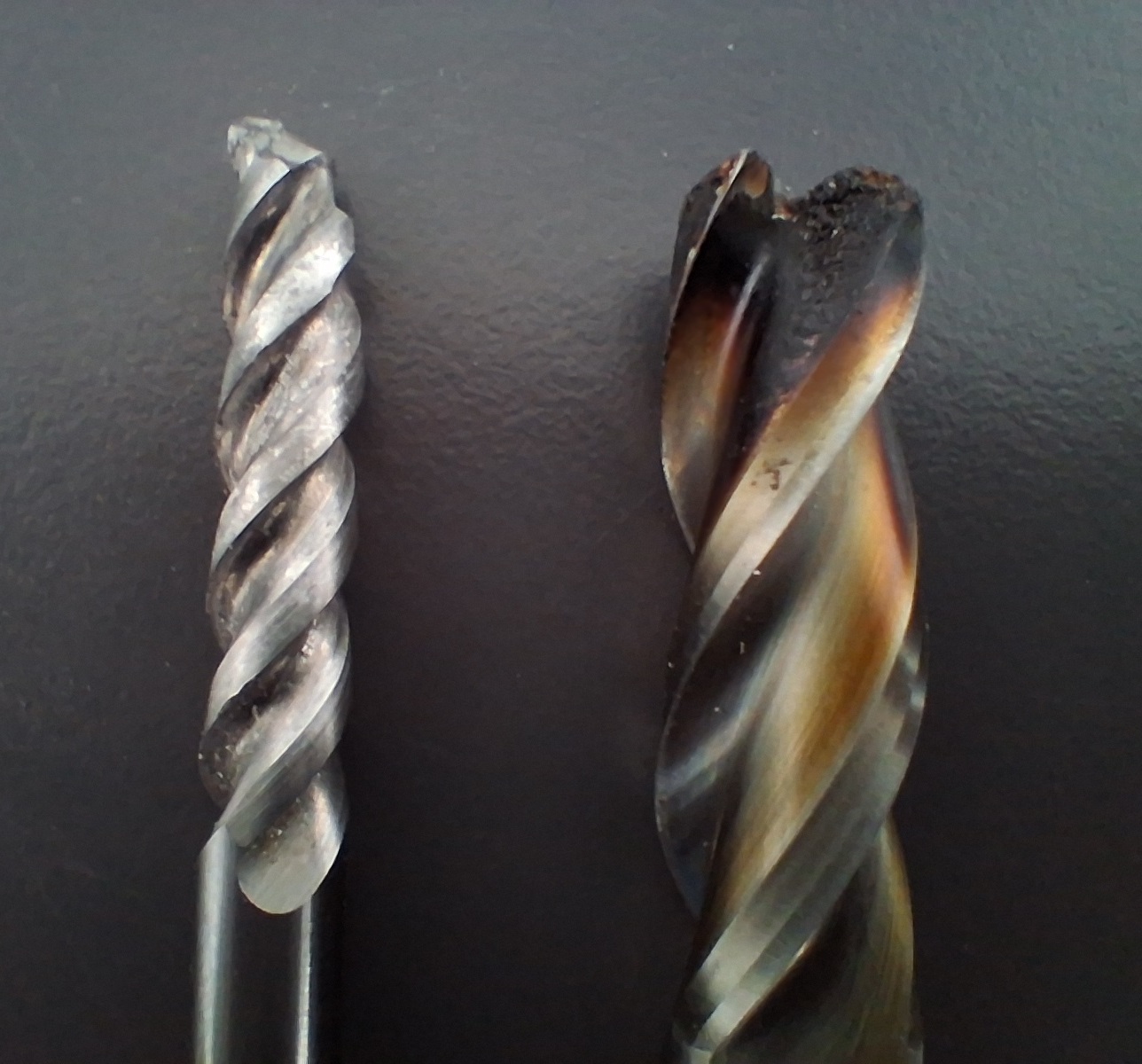 Kırık ve ısıdan yanmış CNC kesici takım (freze ucu) – yanlış devir/ilerleme sonucu oluşan hasar