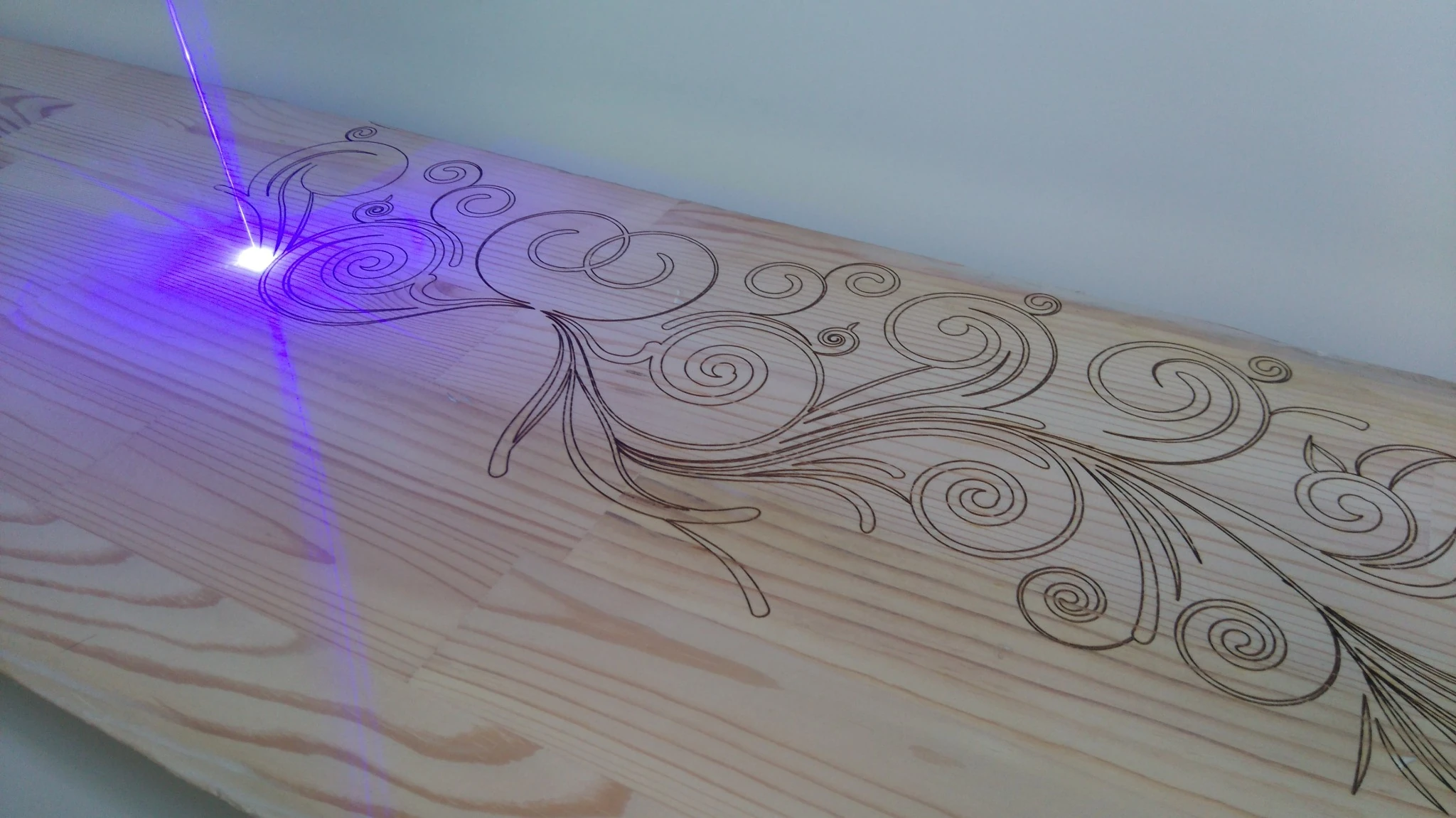 CNC lazer markalama ile ahşap yüzey üzerine desen işleme