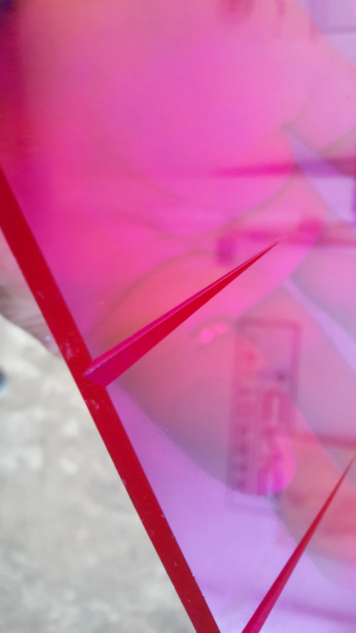 CNC router ile kesilmiş pleksi (akrilik) parçada kenar kalitesi ve kesim izi yakın çekim