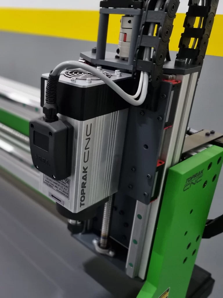 Toprak CNC router makinesinde 2.2 kW 18000 rpm sessiz spindle motor ve Z ekseni mekanik sistemi
