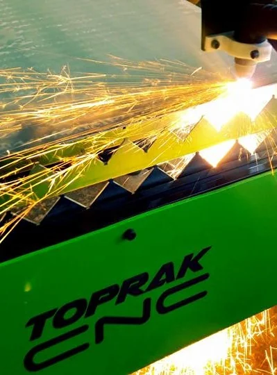 Toprak CNC plazma kesim makinesinde PT80 torç ile sac metal kesimi sırasında oluşan kıvılcımlar